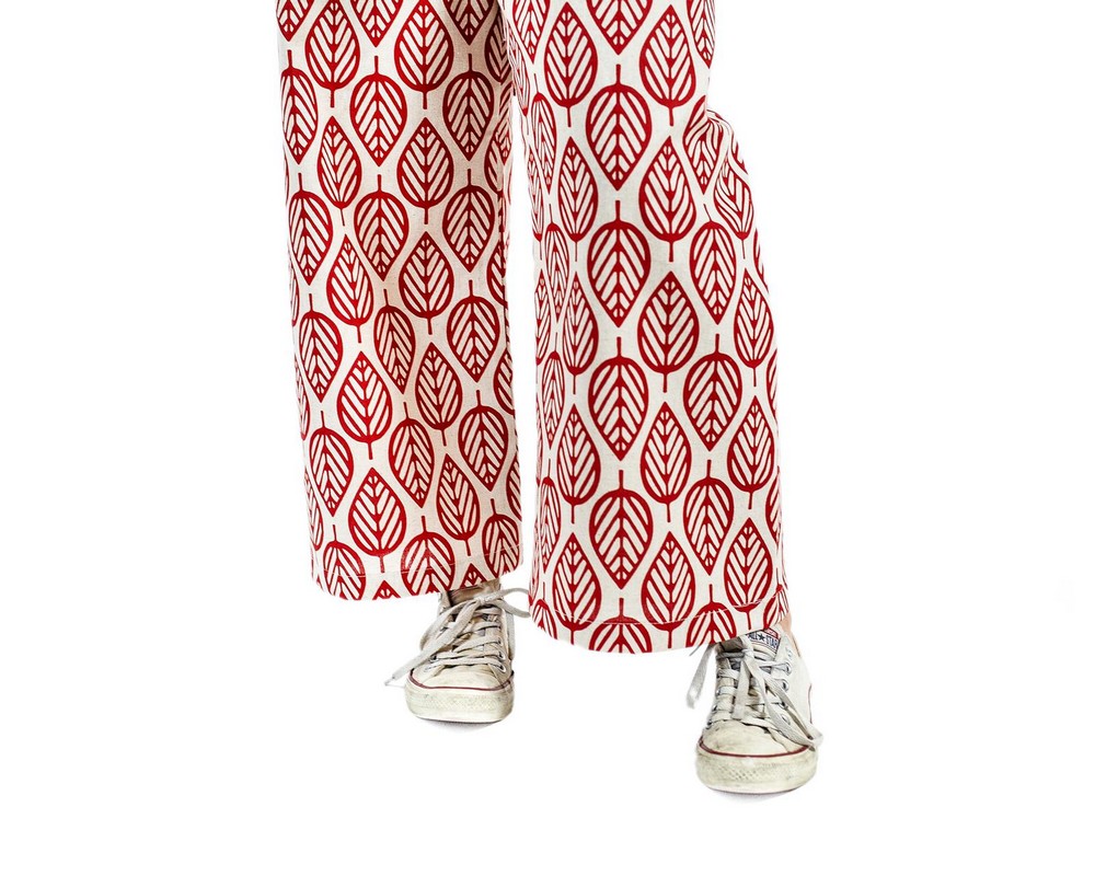 Pantaloni con elastico di cotone e lino giapponese con grandi foglie stilizzate rosse su fondo ecru